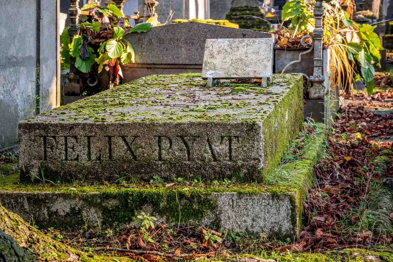 Photographie : la dalle moussue de la tombe de Félix Pyat, où se lit son nom