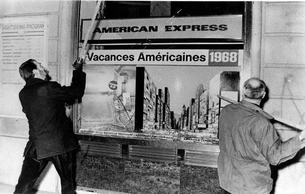 Des militants du Comité Viêt Nam National, le CVN, s'attaquent au siège de l'American Express