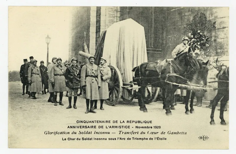Carte postale : le char portant le cercueil du Soldat inconnu sous l'Arc de triomphe, entouré d'officiers