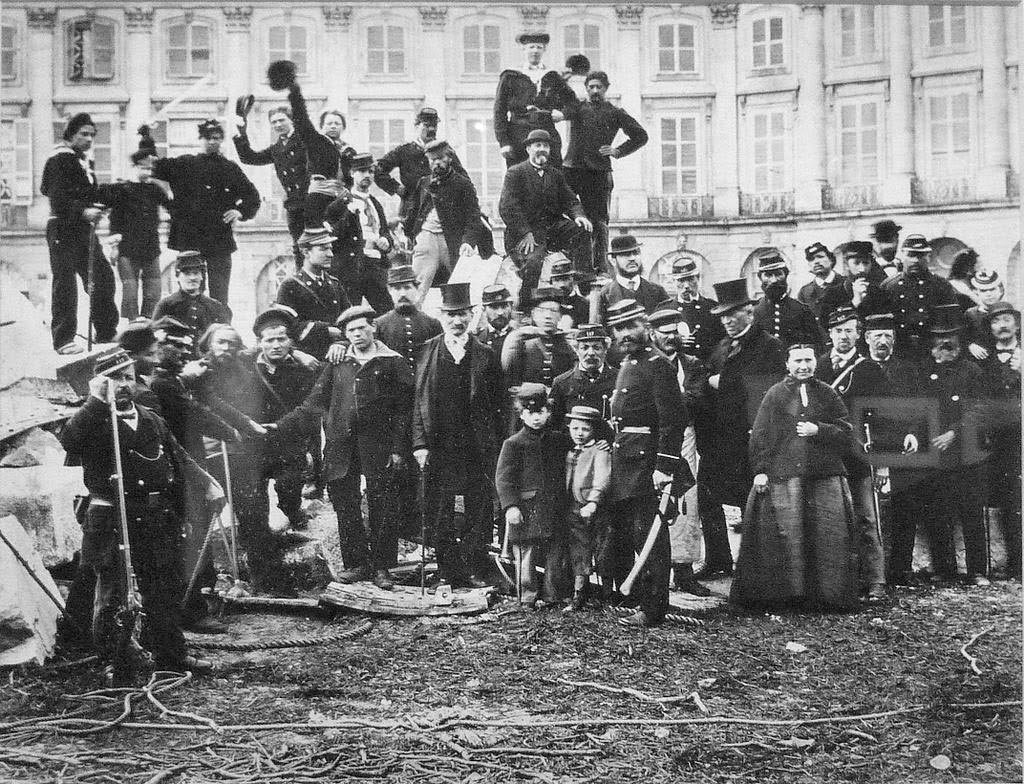 Gardes nationaux et curieux posent sur les débris de la colonne, abattue le 16 mai 1871 : photographie de Bruno Braquehais — Bruno Braquehais — Archives Paris révolutionnaire Photographie : une foule de gardes nationaux, de curieux et d’enfants pose, debout sur les débris de la colonne abattue