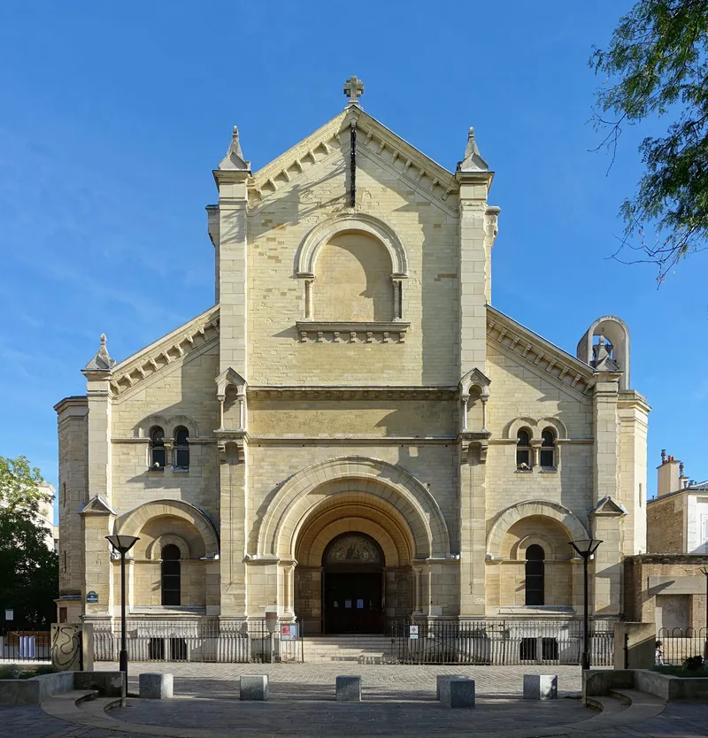Église construite avec des éléments du "Palais de l'Industrie".