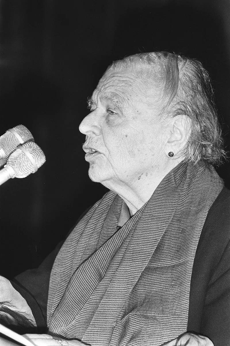 Élection de Marguerite Yourcenar, première femme élue à l'Académie française ; sa réception aura lieu le 22 janvier 1981