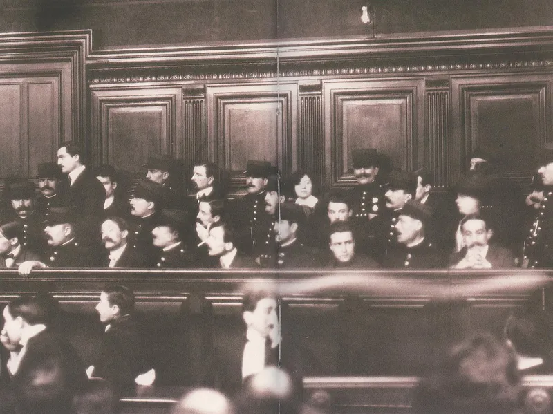 Exécution des membres de la bande à Bonnot ; dernier lieu à Paris des exécutions capitales publiques par la guillotine