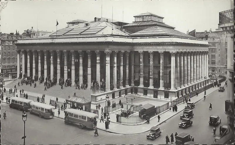 Explosion d'une charge de plastic à la Bourse de Paris ; elle fait 14 blessés