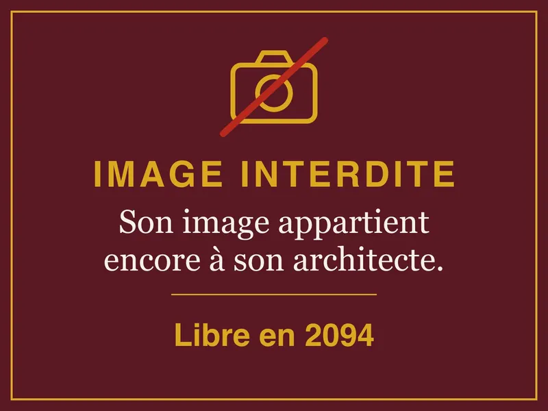 Écriteau : image interdite. Son image appartient encore à son architecte (La Géode : Adrien Fainsilber). Image libre le 1er janvier 2094.