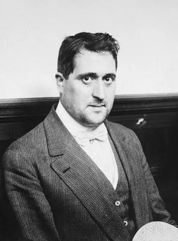 Guillaume Apollinaire est incarcéré pour recel des statuettes volées par Piéret qu'il hébergeait