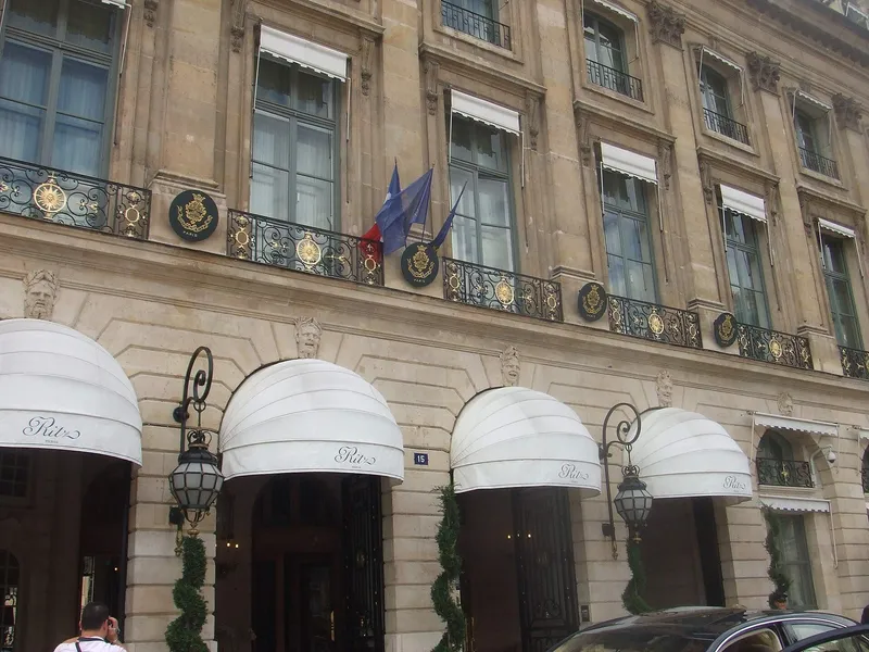Photographie : la façade de l’hôtel Ritz sur la place Vendôme