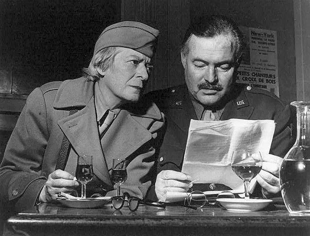 Photographie : Hemingway et Janet Flanner attablés en uniforme à une terrasse