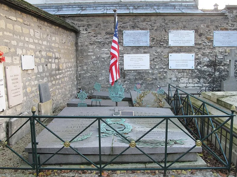 Photographie : la tombe de La Fayette et de son épouse, sous le drapeau américain, au cimetière de Picpus
