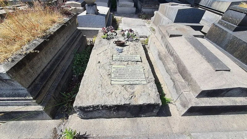 Photographie : la tombe de Marguerite Durand, au cimetière des Batignolles