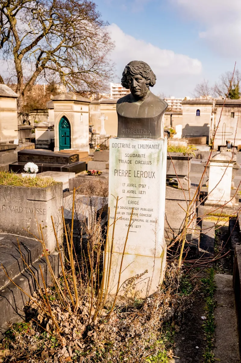 Photographie : le buste de Pierre Leroux sur sa tombe