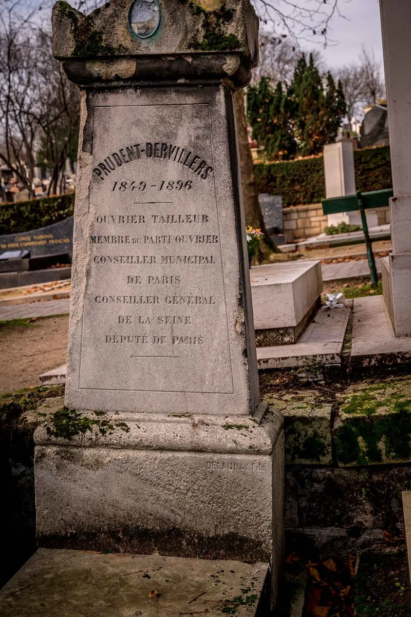 Photographie : la stèle d'Onésime Prudent-Dervillers, gravée de « ouvrier tailleur »