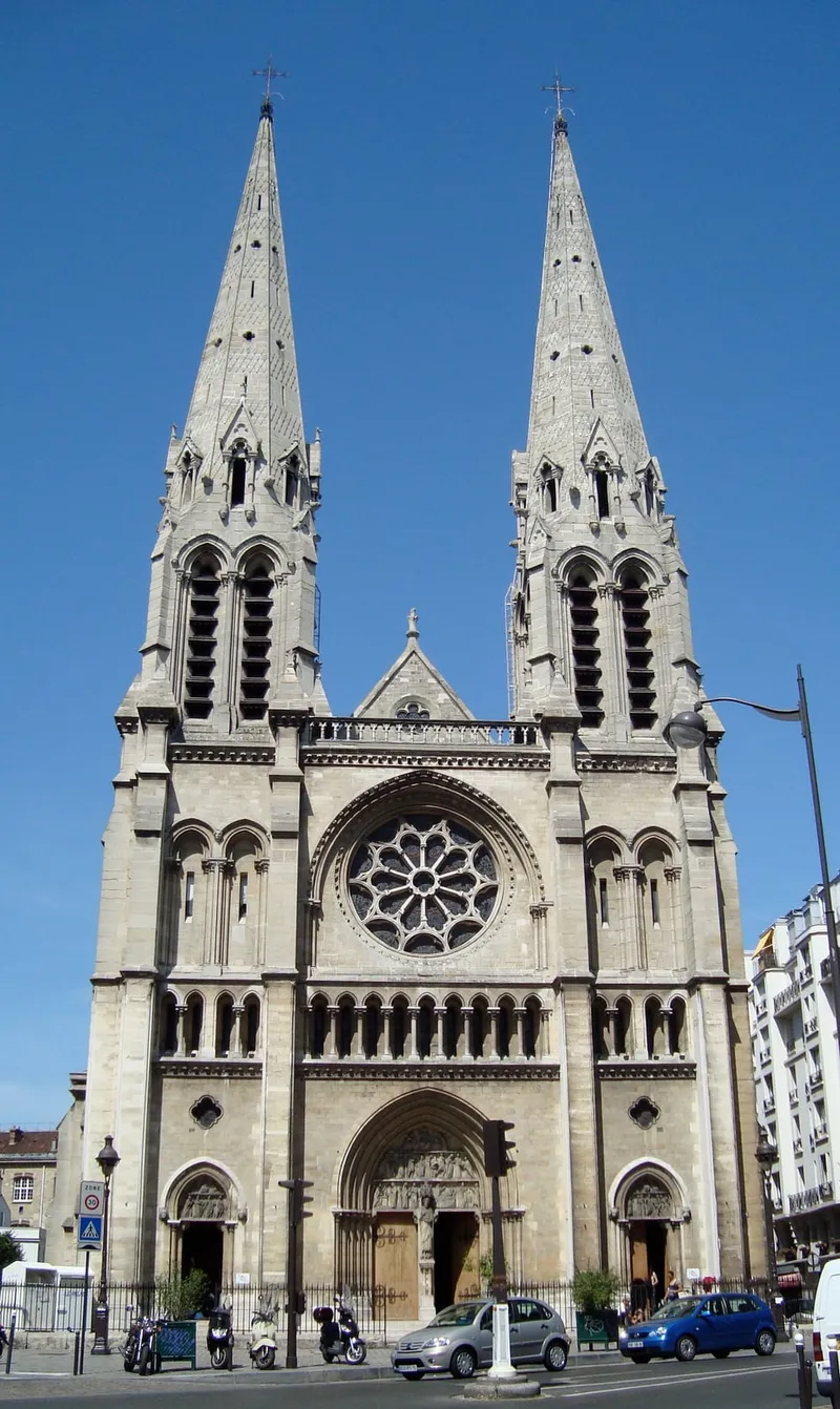 Photographie : la façade néogothique d'une église à deux flèches et rosace
