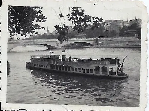 Jean Bruel fonde la société des Bateaux-Mouches à partir de navires fabriqués à Lyon dans le quartier de la Mouche