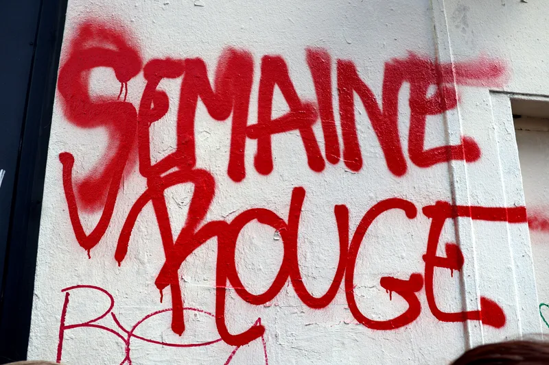 « Semaine rouge » à la bombe rouge sur un mur blanc
