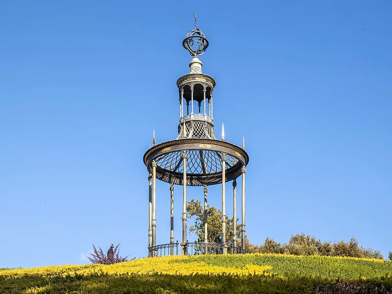 Kiosque en bronze du Jardin des Plantes avec son meridien disparus
