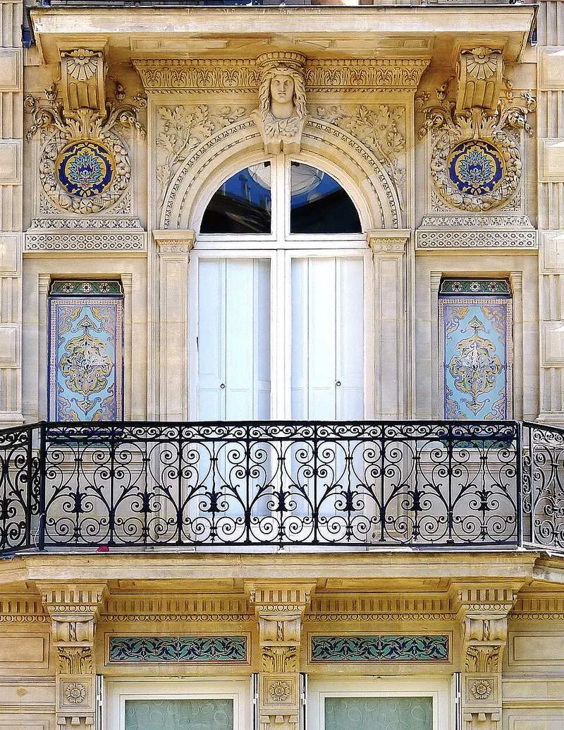 L'architecte Gustave Clausse décore l'immeuble qu'il s'est fait construire avec des vestiges du palais des Tuileries incendié pendant la Commune