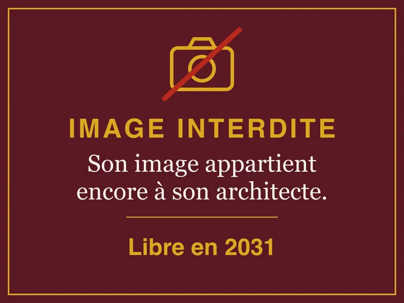 Écriteau : image interdite. Son image appartient encore à son architecte (Église Saint-Pierre-de-Chaillot : Émile Bois ; sculptures d'Henri Bouchard). Image libre le 1er janvier 2031.