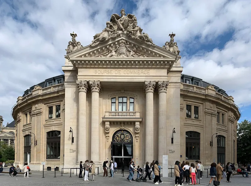 Photographie : la rotonde de la Bourse de commerce et son portique à colonnes, sous la coupole