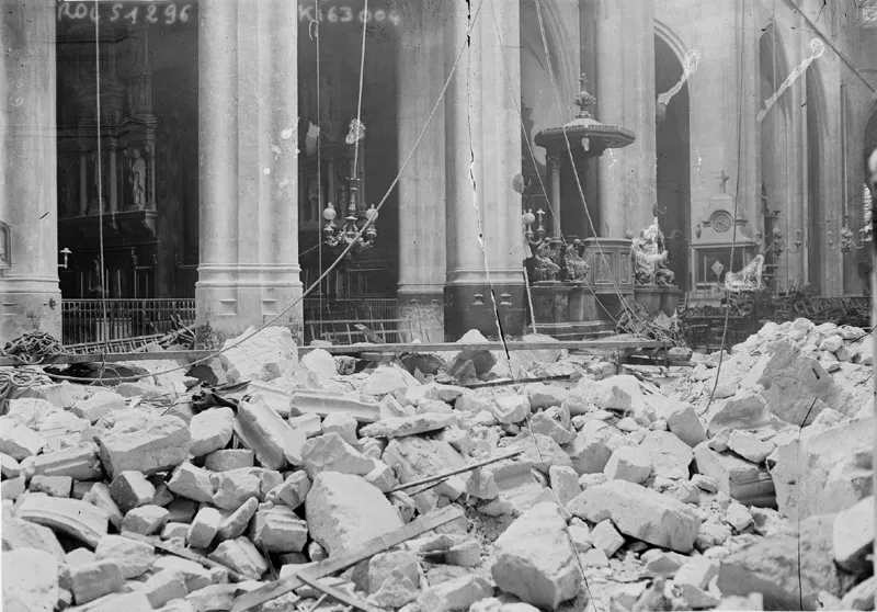 La chute d'un obus allemand de la "Grosse Bertha" fait 200 victimes, dont 91 morts, surtout des femmes et des enfants