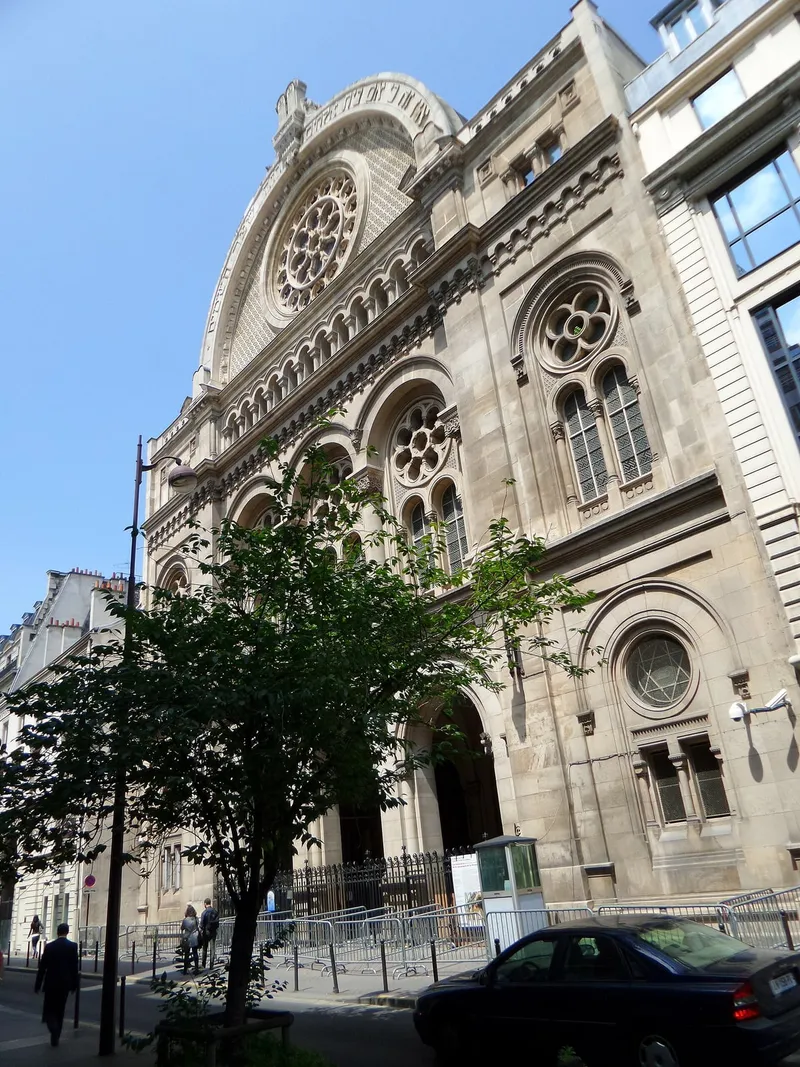 Photographie : la haute façade de pierre de la synagogue, avec sa grande rosace