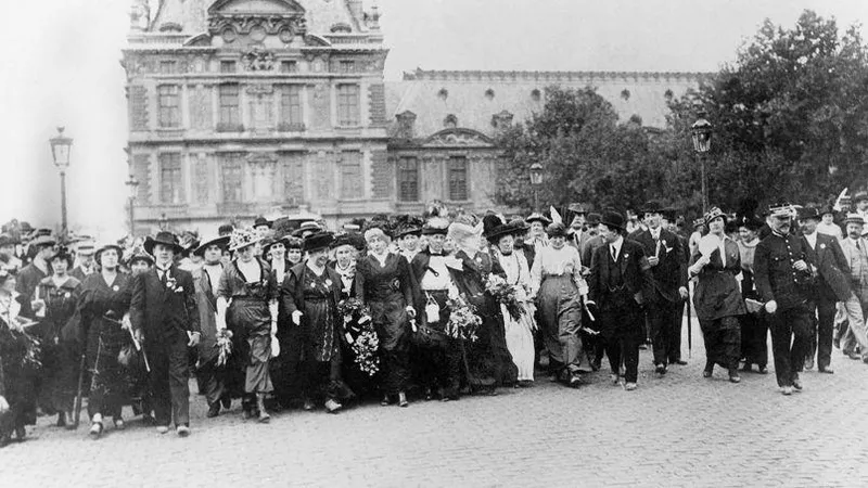 La journaliste Séverine organise la première grande manifestation en France de femmes revendiquant le vote féminin