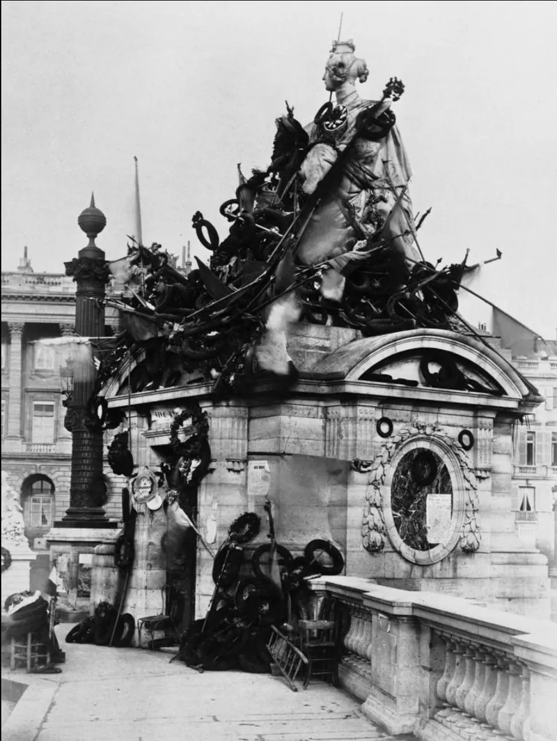 La place et les statues sont tendues de noir et...