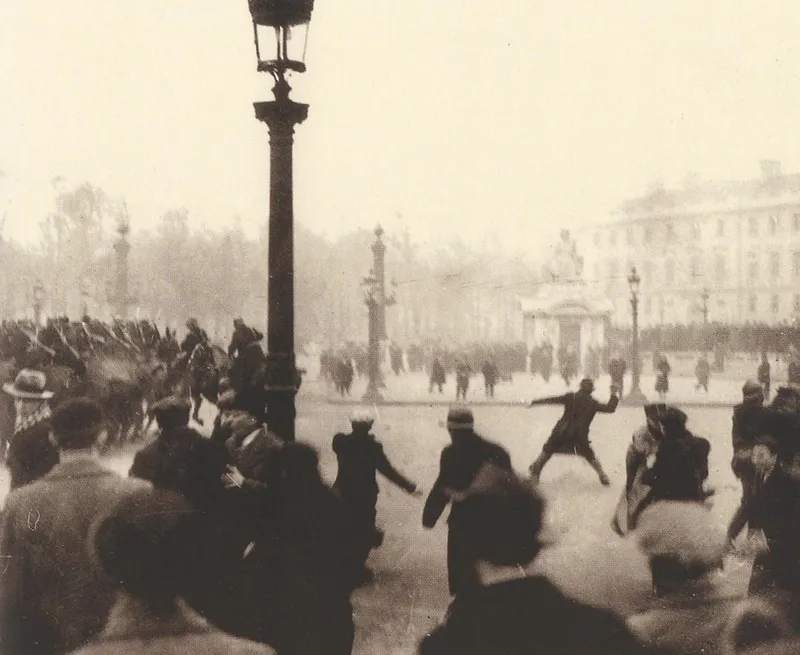 Photographie : des manifestants courent sur la place de la Concorde, près d’un lampadaire