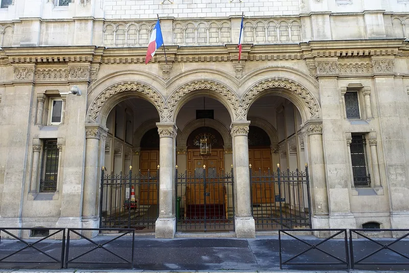 Photographie : la façade de la synagogue, avec ses trois arcades et sa rosace