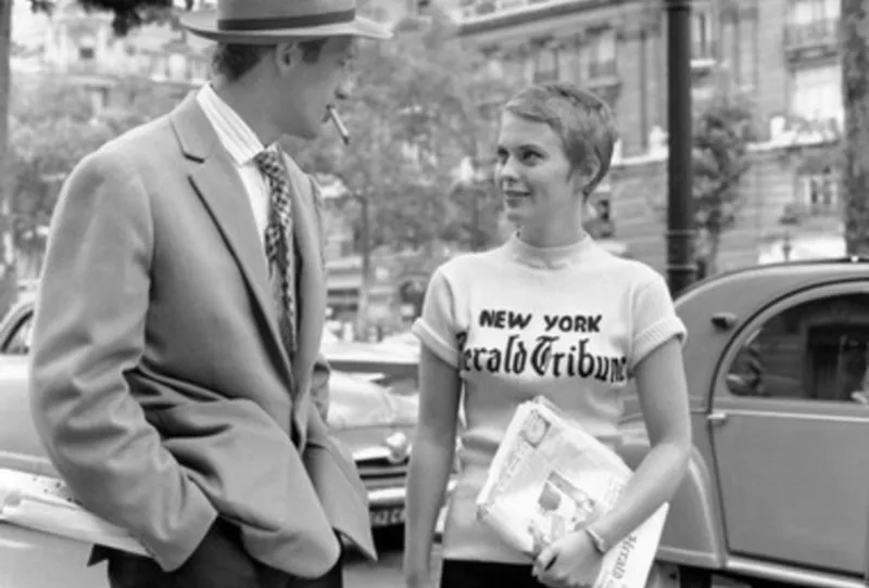 La vendeuse du New York Herald Tribune accrochée par le truand Belmondo