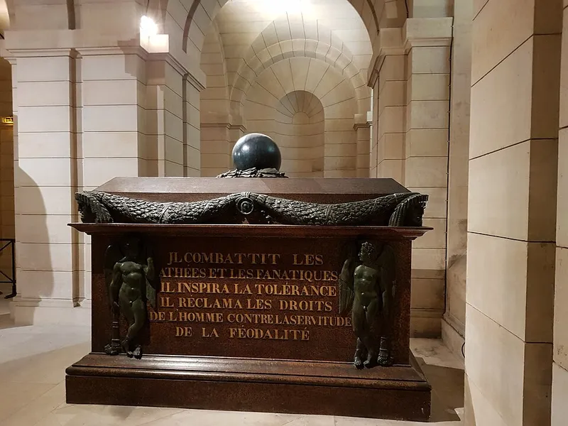 Le cercueil de Voltaire est exposé symboliquement sur l'emplacement de la Bastille lors de son transfert au Panthéon