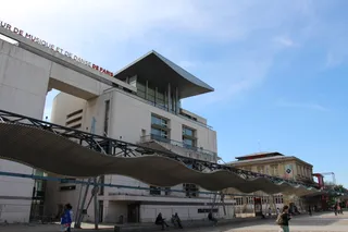 Le bâtiment du Conservatoire national supérieur de musique et de danse de Paris, à La Villette, son nom en haut de la façade