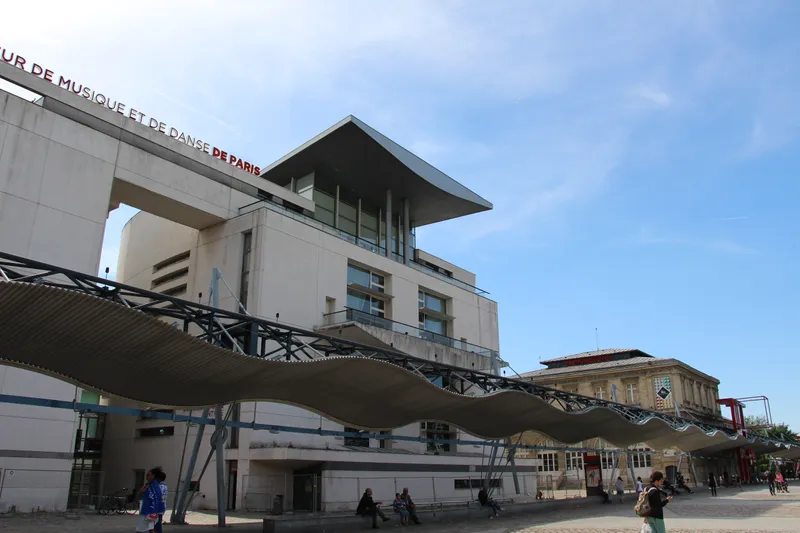 Le bâtiment du Conservatoire national supérieur de musique et de danse de Paris, à La Villette, son nom en haut de la façade