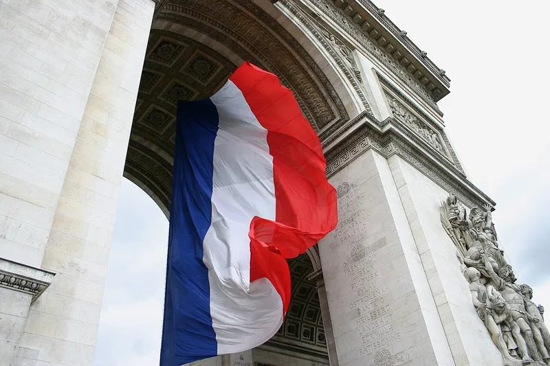 L'Assemblée constituante substitue le tricolore au drapeau blanc de la monarchie sur les navires français