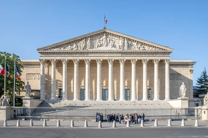 Le palais Bourbon devient Maison de la Révolution et accueille l'école qui deviendra Polytechnique