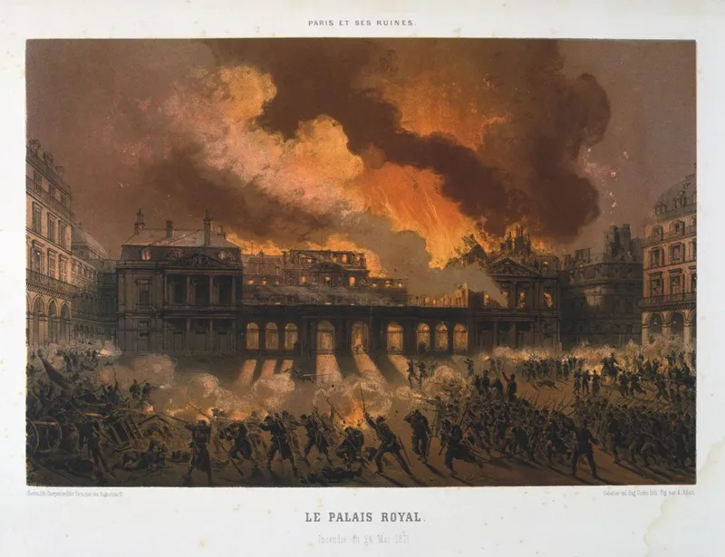 Lithographie : le Palais-Royal en flammes, de nuit, devant une place où se battent des soldats