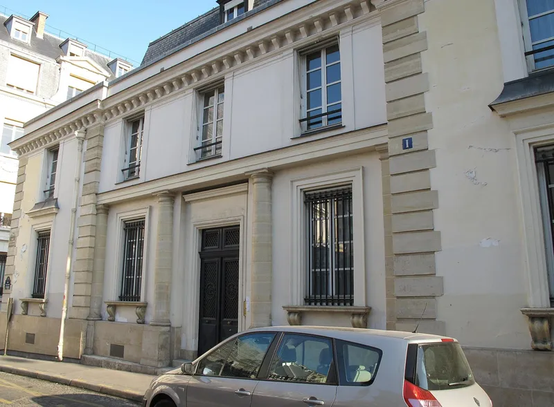 Photographie : un hôtel particulier de pierre claire à l'angle de deux rues