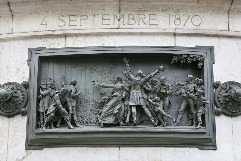 Léon Gambetta fait acclamer la déchéance de l'Empire et proclame la République du balcon de l'Hôtel de Ville