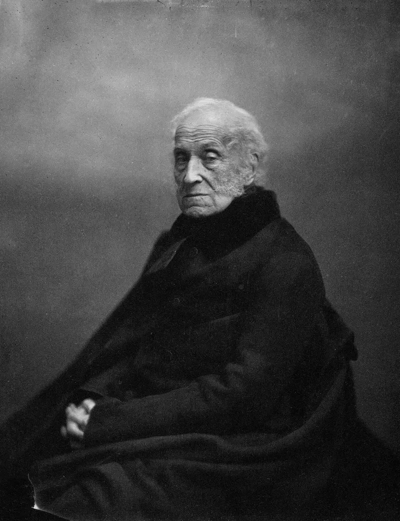Photographie : le prince Adam Czartoryski, très âgé, assis, enveloppé dans un manteau sombre