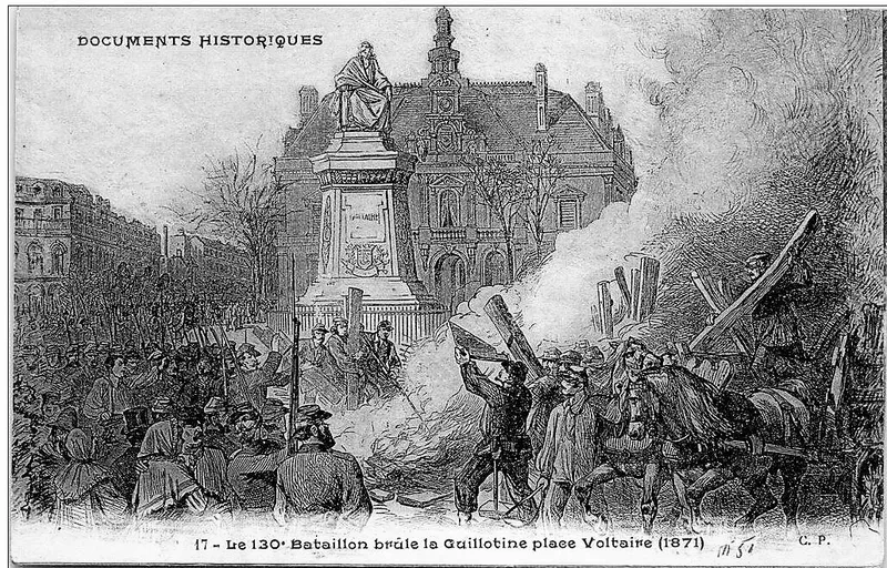 Les deux guillotines sont brûlées devant la statue de Voltaire par des Fédérés du 130ème bataillon de la Garde nationale