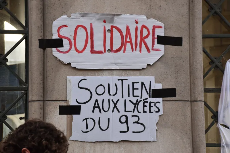 Deux pancartes scotchées sur le mur du lycée Louis-le-Grand : « Solidaire » et « Soutien aux lycées du 93 »