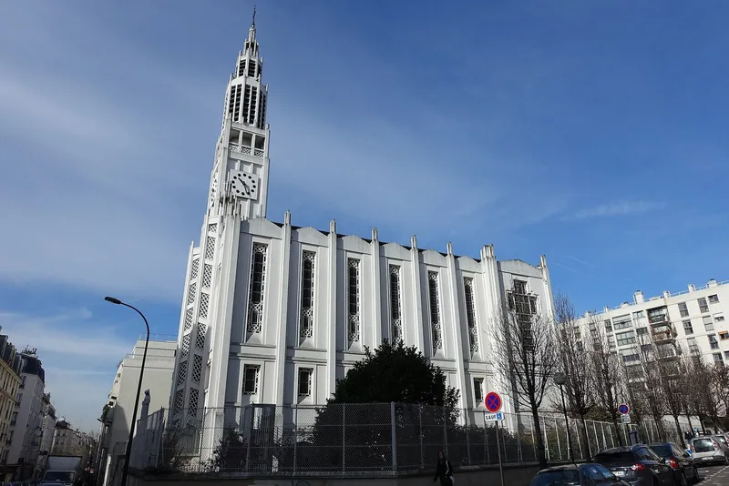 Photographie : une église Art déco blanche, coiffée d'un haut clocher