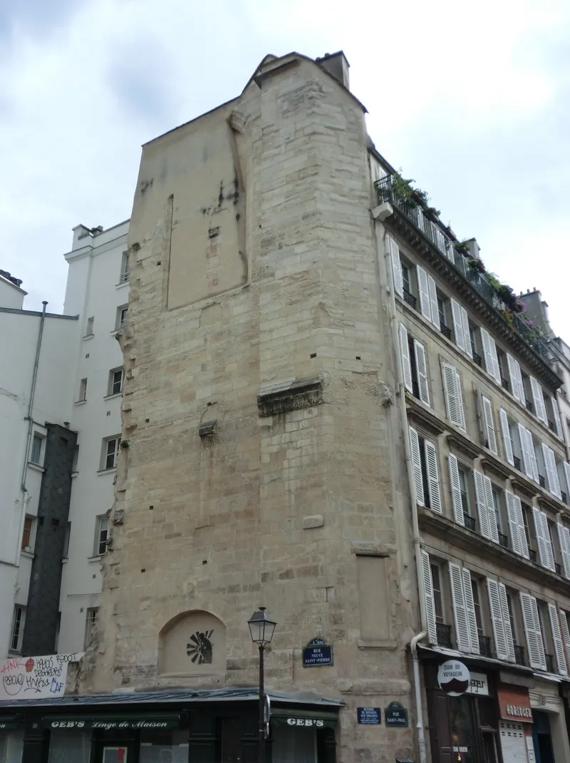 Pan de mur de l'ancien clocher de Saint-Paul-des-Champs, à l'angle de la rue Saint-Paul et de la rue Neuve-Saint-Pierre