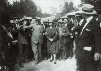 Les bagarres Sacco-Vanzetti gagnent la place de la République