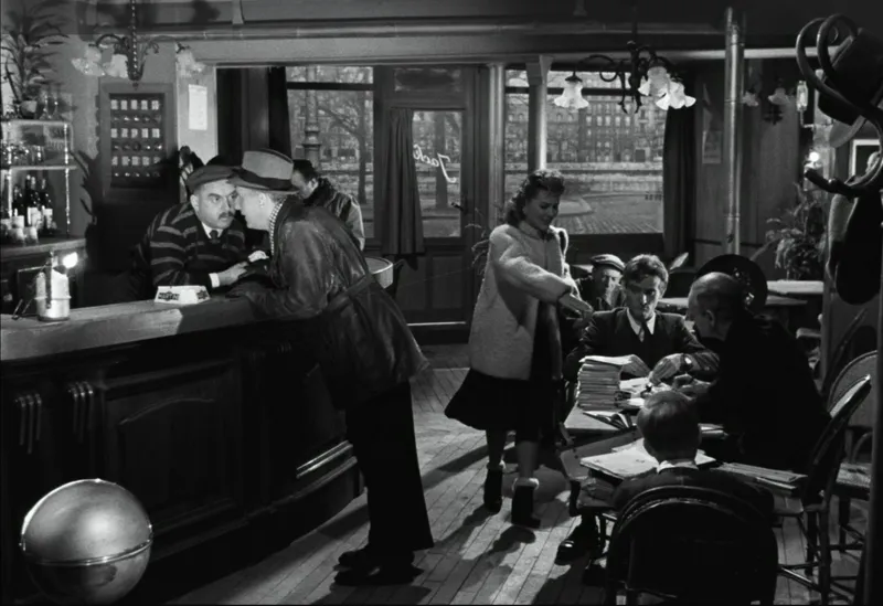 Marcel Martin (Bourvil) et sa femme Mariette au bar dans "La Traversée de Paris"