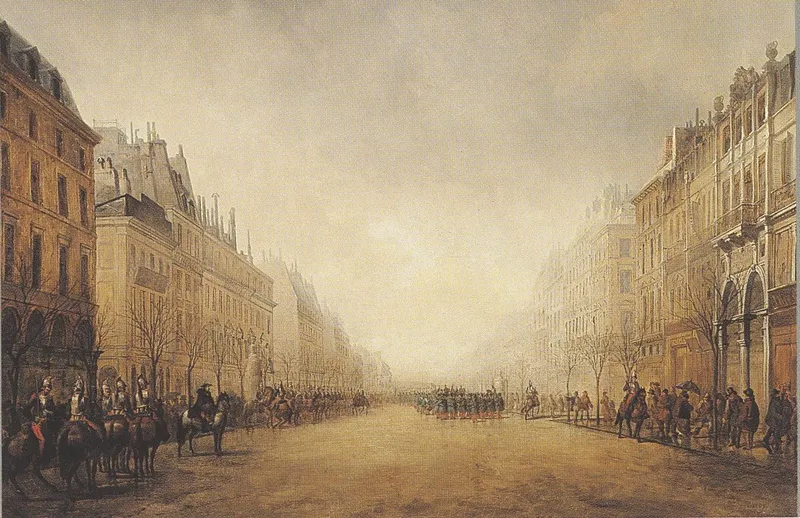 Tableau : un large boulevard bordé d’immeubles, où stationnent des cavaliers et des rangs de soldats dans une lumière voilée