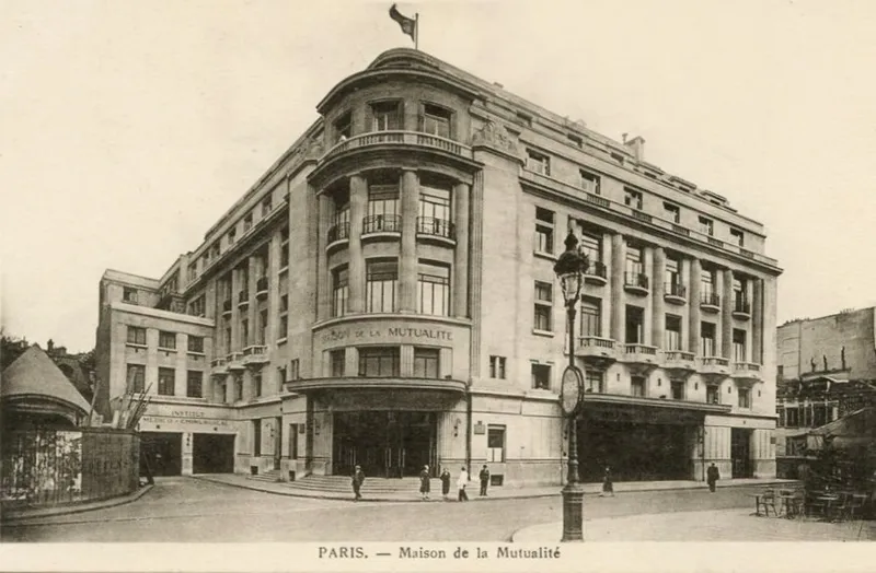 Gide et Malraux rendent compte à la Mutualité du congrès de Moscou qui vient d'imposer le réalisme socialiste