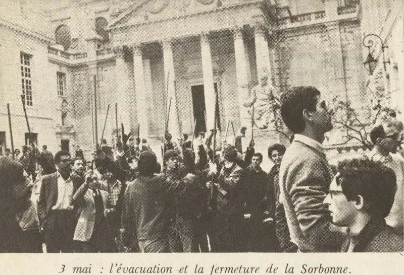 Photographie : un groupe d’étudiants dans la cour de la Sorbonne