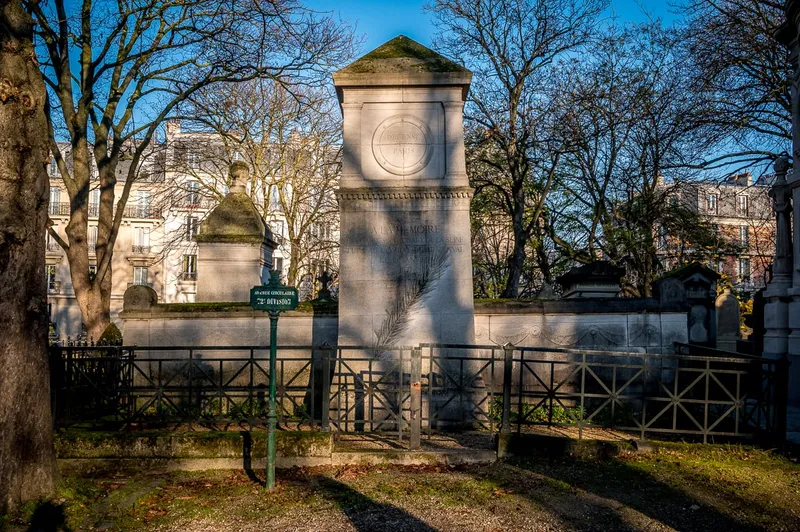 Photographie : la stèle du monument aux gardes nationaux tués à Buzenval, derrière sa grille