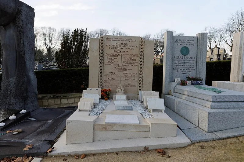 Photographie : monument des otages fusillés à Châteaubriant au cimetière du Père-Lachaise